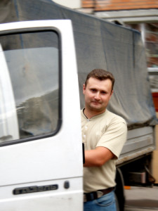  Сергей со своим всепогодным автоспутником "Газелью" - фото автора 